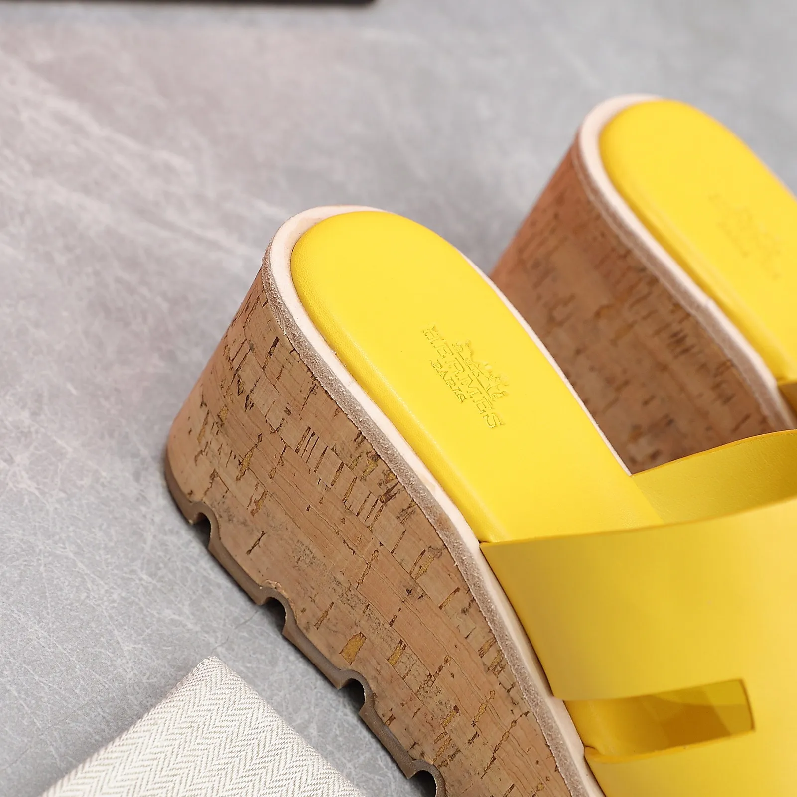 👟👟Ex-factory price 560👟👟 💥2024💥Hermès will continue the classic in 2022 Hermès Wood Grain Wedge H Slippers Hermès’ wedge sandals are the simplest, most durable and elegant I have ever seen! ! ! You can hold any style, the height of the 6cm wedge heel is easy to control, and the colors are all matching. The upper and the feet have her unique style, be sure to buy this one, it is truly classic, easy to wear and look good! Fabric: Imported cowhide, sheepskin lining, sheepskin feet, Italian original leather outsole welt, log water pine wrapped water table, rubber non-slip original outsole Color: 11 colors Code number: 35-40 Full set of original packaging